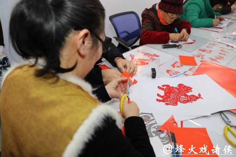 沪郊一群街坊的另类“忙年”:一张红纸、一把剪刀,共同剪出浓浓年味 沪郊一群街坊的另类“忙年”:一张红纸、一把剪刀,共同剪出浓浓年味