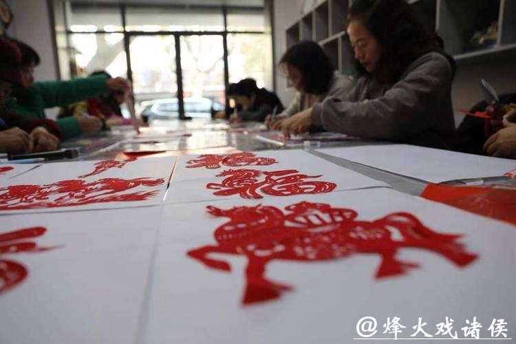 沪郊一群街坊的另类“忙年”:一张红纸、一把剪刀,共同剪出浓浓年味 沪郊一群街坊的另类“忙年”:一张红纸、一把剪刀,共同剪出浓浓年味